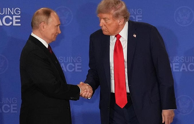 Trump se alinea con Rusia contra Ucrania, según exgeneral de EU