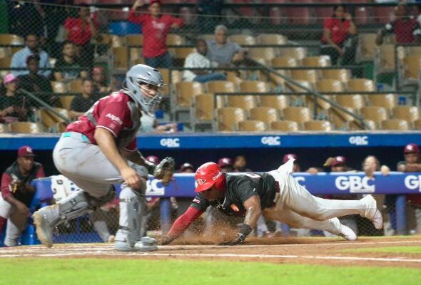 Licey blanquea a Toros sin hits; Gigantes remontan ante Leones