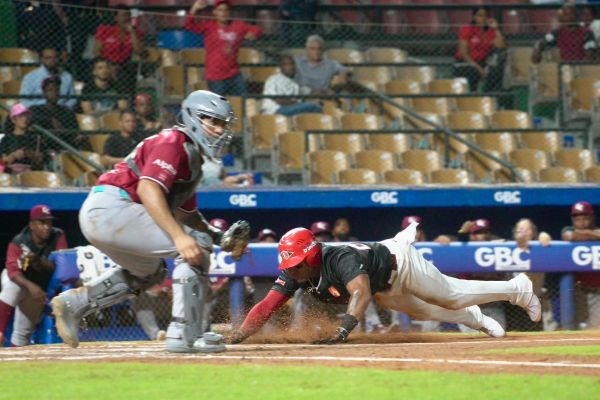 Licey blanquea a Toros sin hits; Gigantes remontan ante Leones