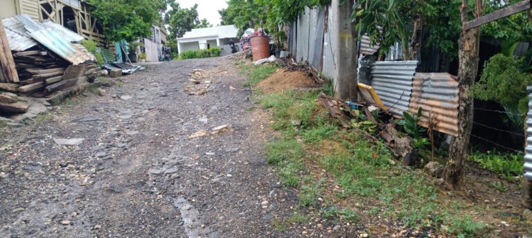 En Santa Bárbara, viven entre el olvido: sin asfalto, ni agua, ni iluminación