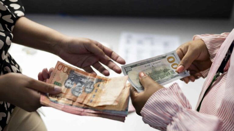 El dólar se sitúa en RD$61.68, tras repunte de 2.6 % frente al peso