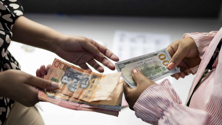 El dólar se sitúa en RD$61.68, tras repunte de 2.6 % frente al peso