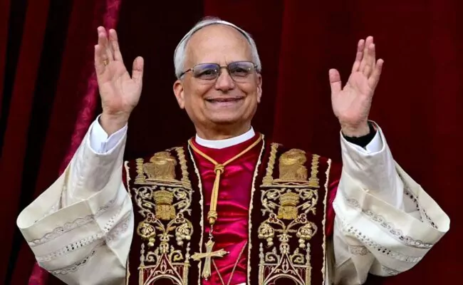 Papa León XIV recibe el alta hospitalaria y regresará al Vaticano esta tarde