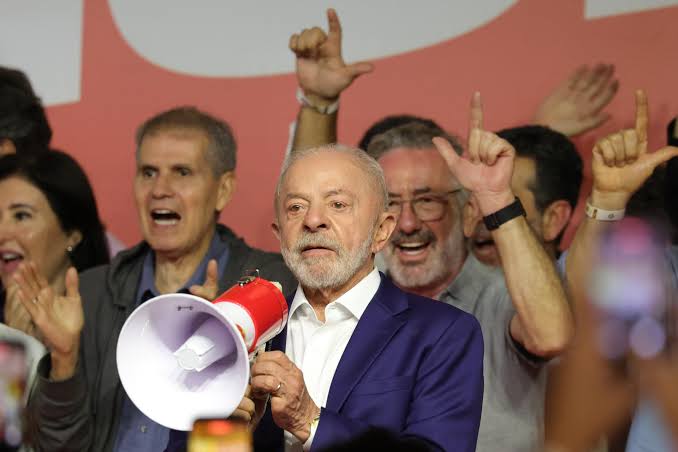 "Más cercano a la gente" y el uso de las redes sociales es el cambio de la estrategia de Lula da Silva para la segunda vuelta en Brasil