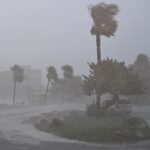 El huracán Isaias toca tierra en Florida con vientos 145 km/h