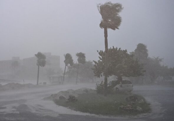 El huracán Isaias toca tierra en Florida con vientos 145 km/h