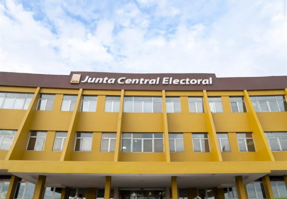 JCE insta a militares, policías y menores a retirar nueva cédula