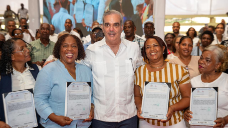 Abinader entregó 2,200 títulos de propiedad en Villa Altagracia este fin de semana