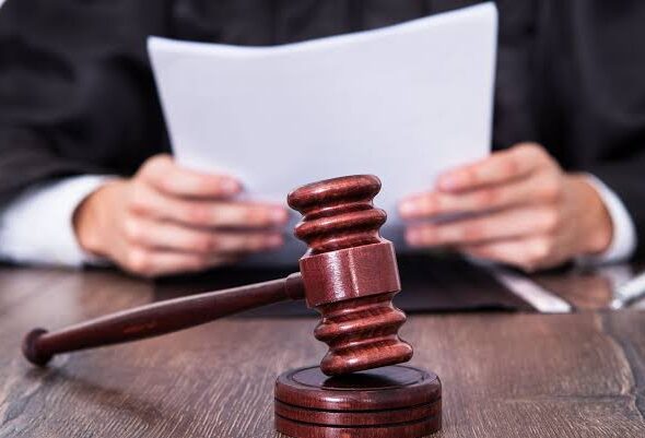 Condenan a tres hombres por falsificar documentos judiciales